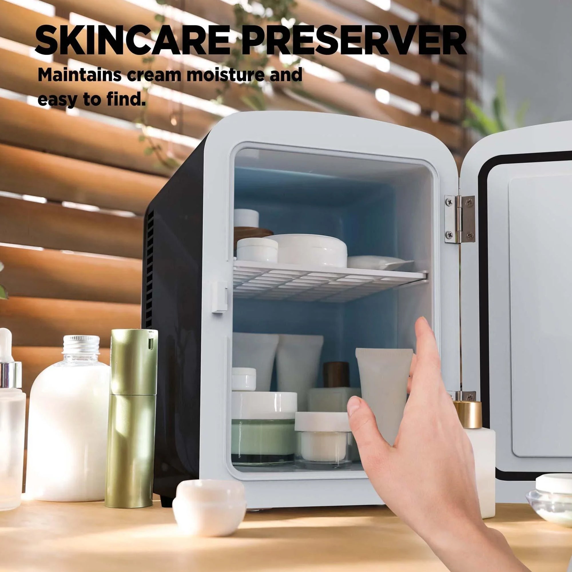 ثلاجة صغيرة